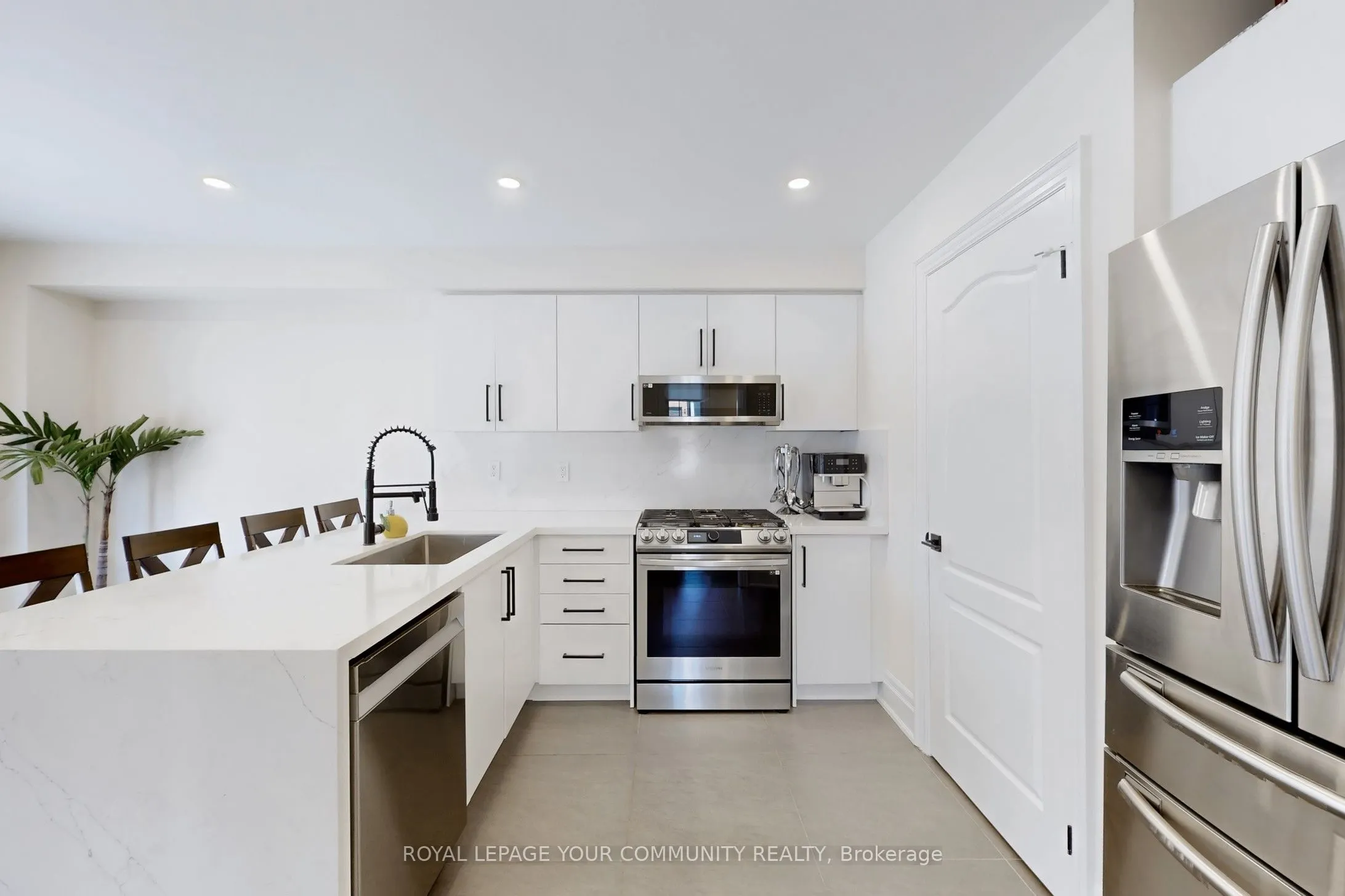 861 Oaktree Crescent
