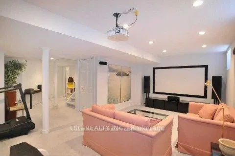 48 Grand Oak Drive N