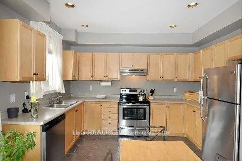 48 Grand Oak Drive N