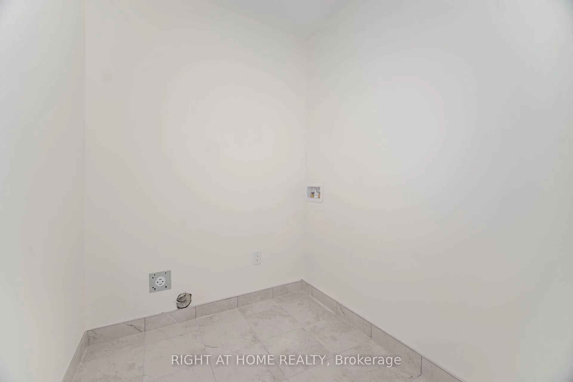 16 Ravenscraig Place, #16