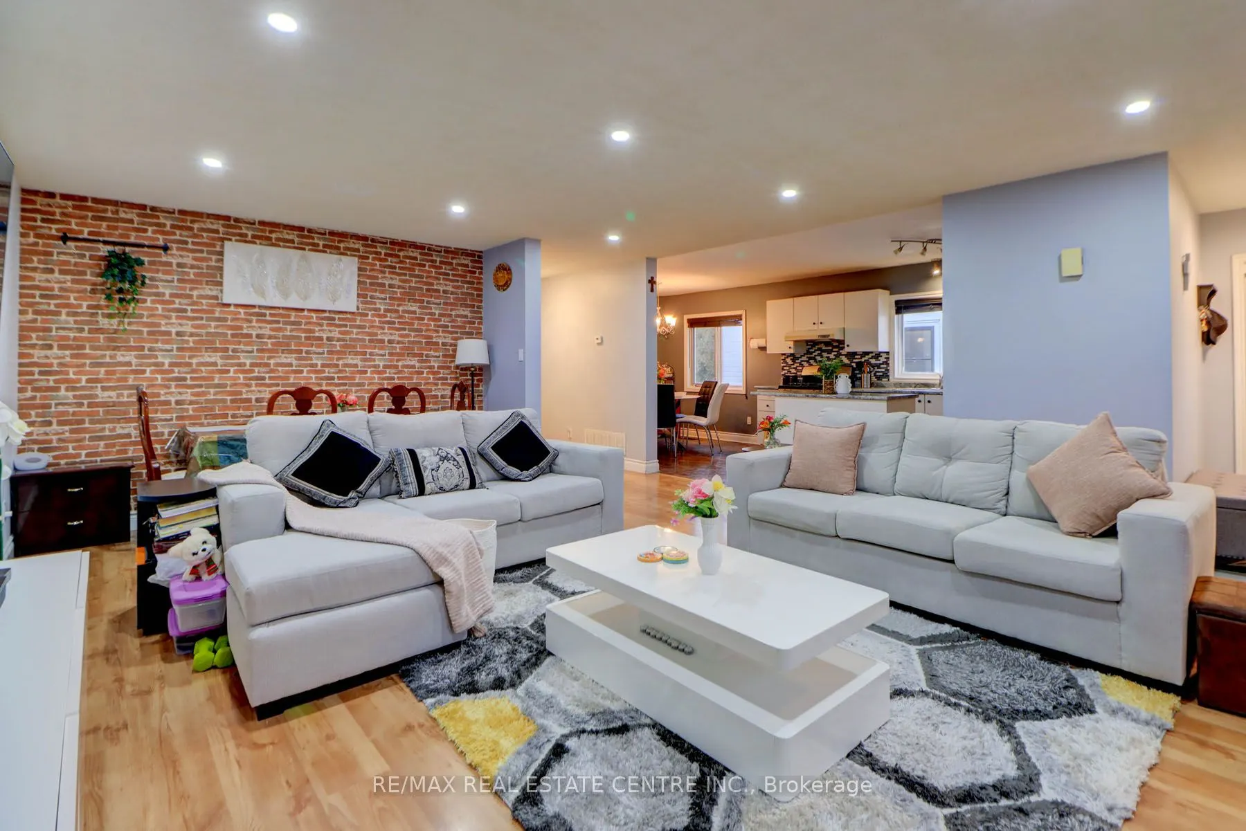 282B Brock Street W