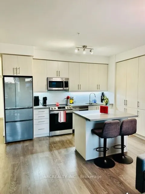 75 Oneida Crescent W, #201