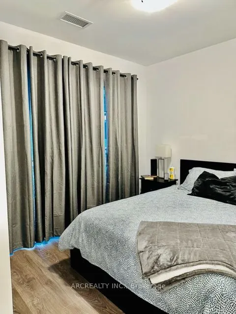 75 Oneida Crescent W, #201