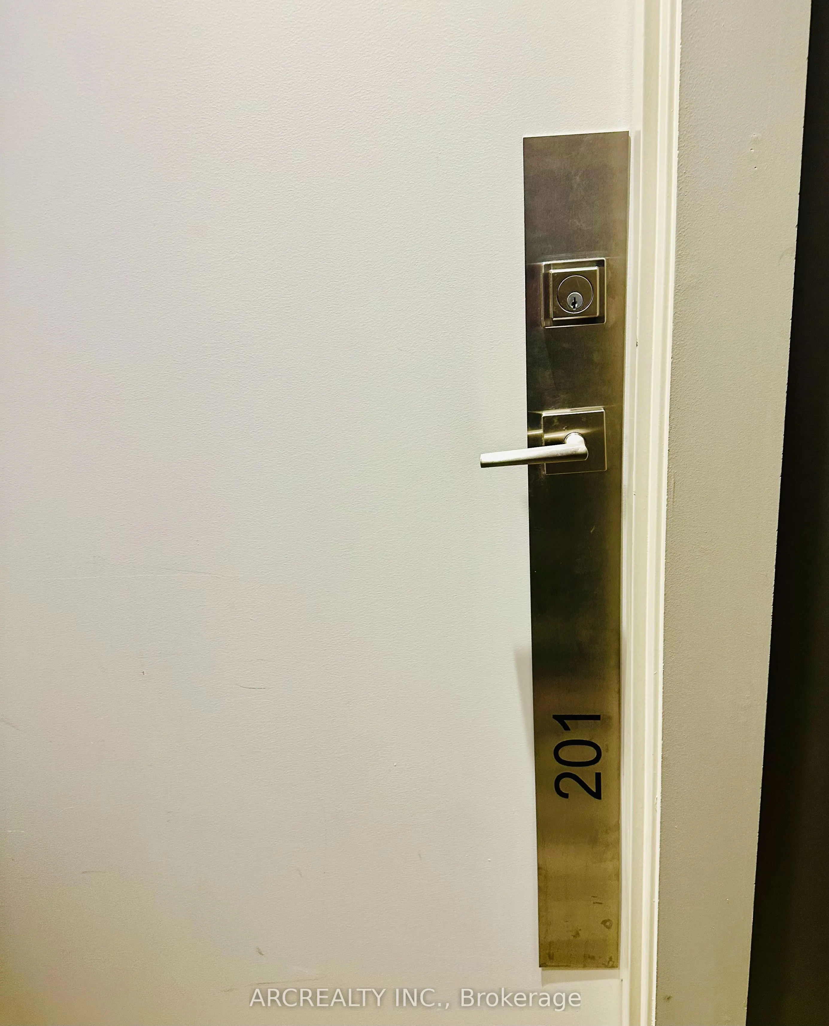 75 Oneida Crescent W, #201