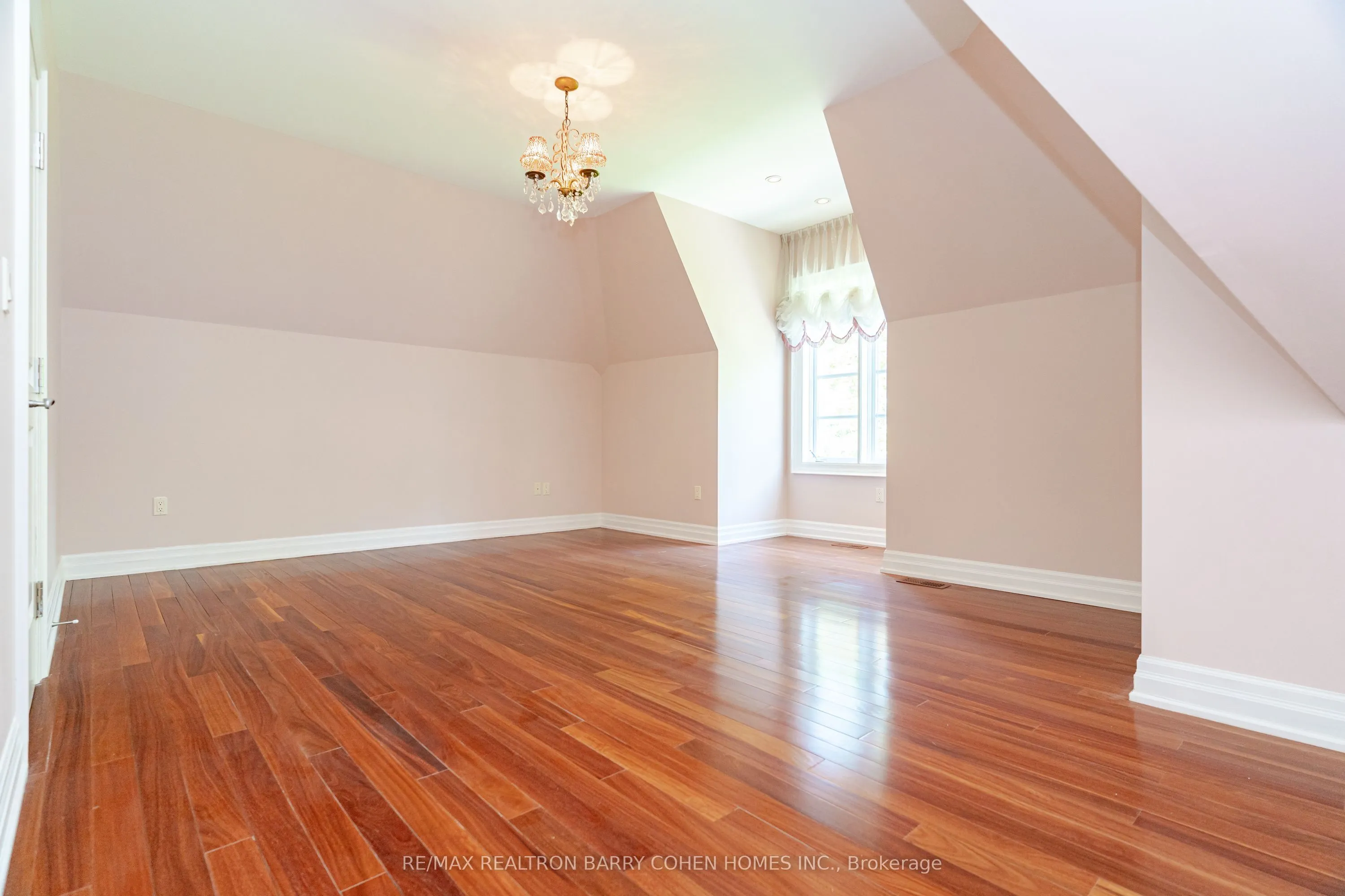 76 Thornridge Drive