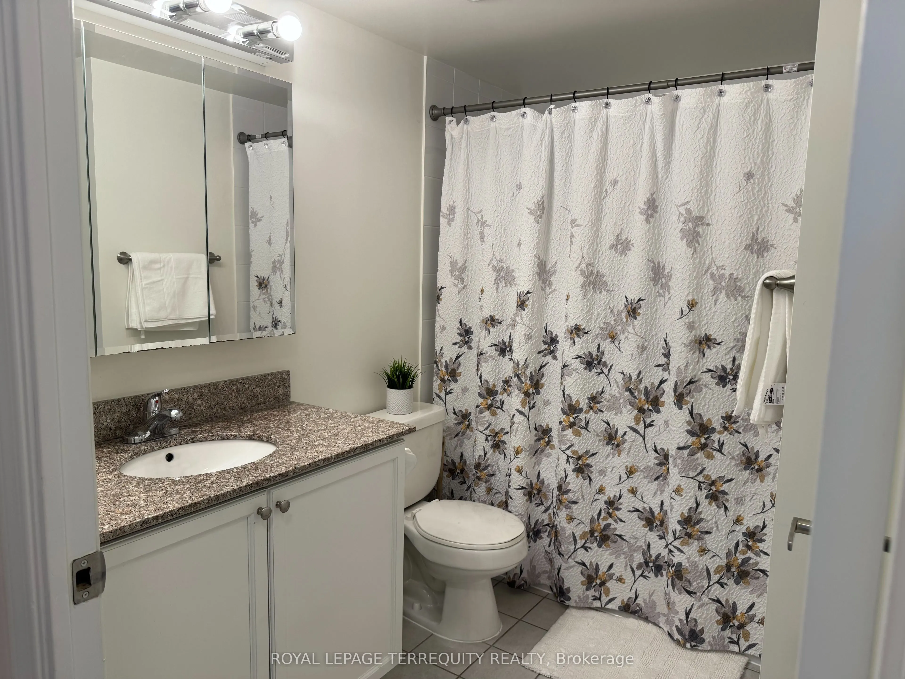 185 Oneida Crescent, #812