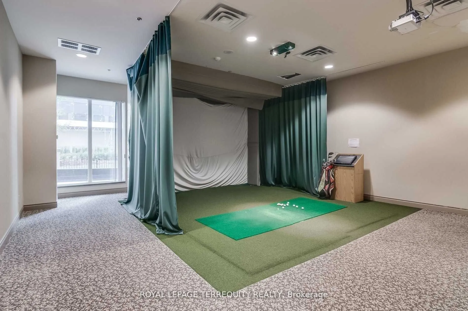 185 Oneida Crescent, #812