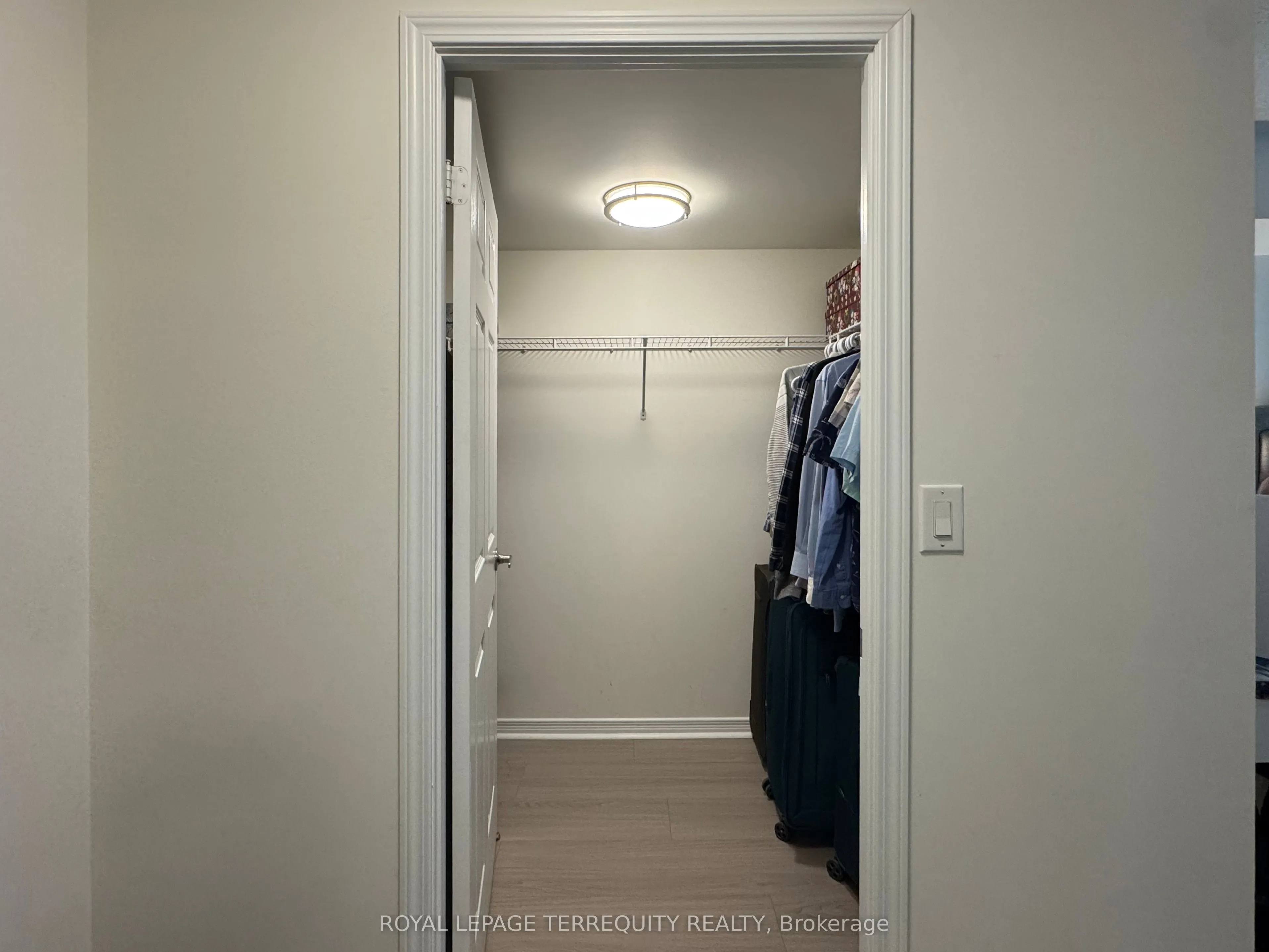 185 Oneida Crescent, #812