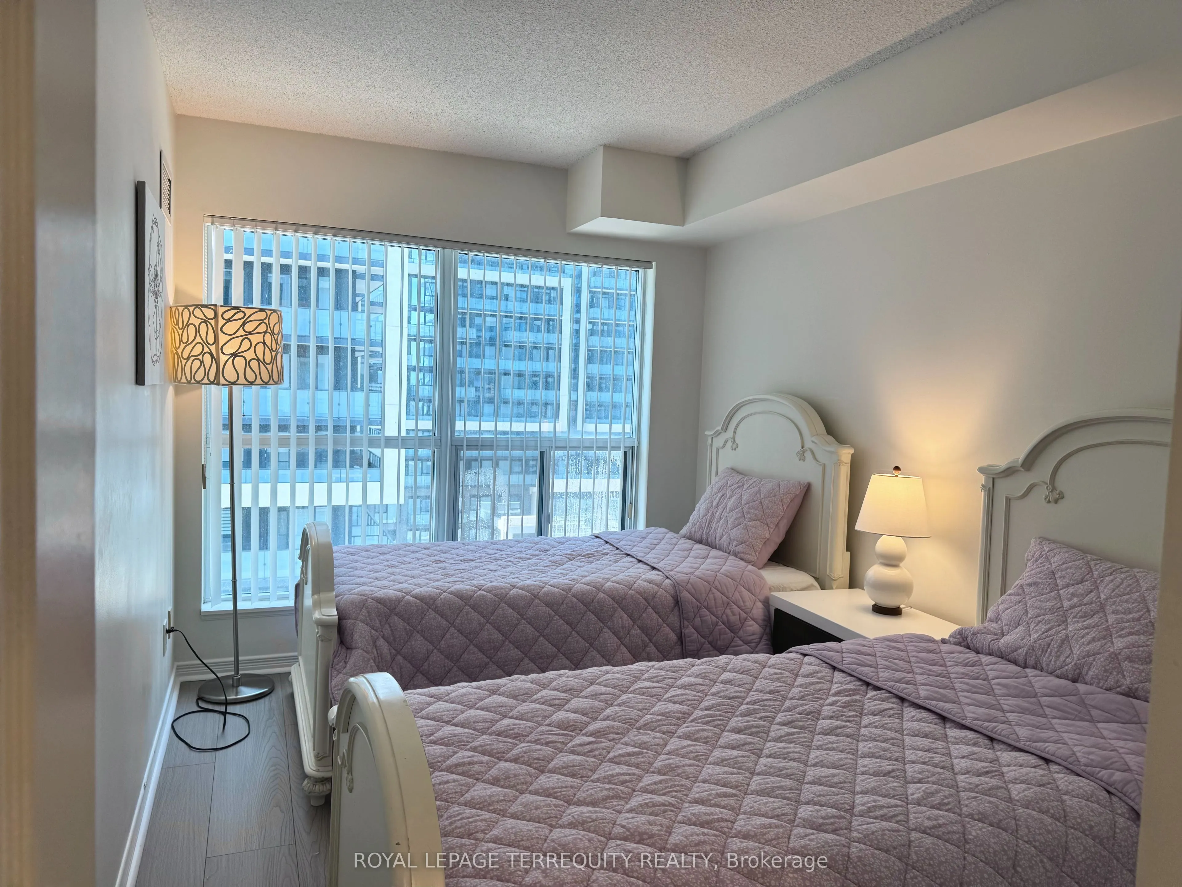 185 Oneida Crescent, #812