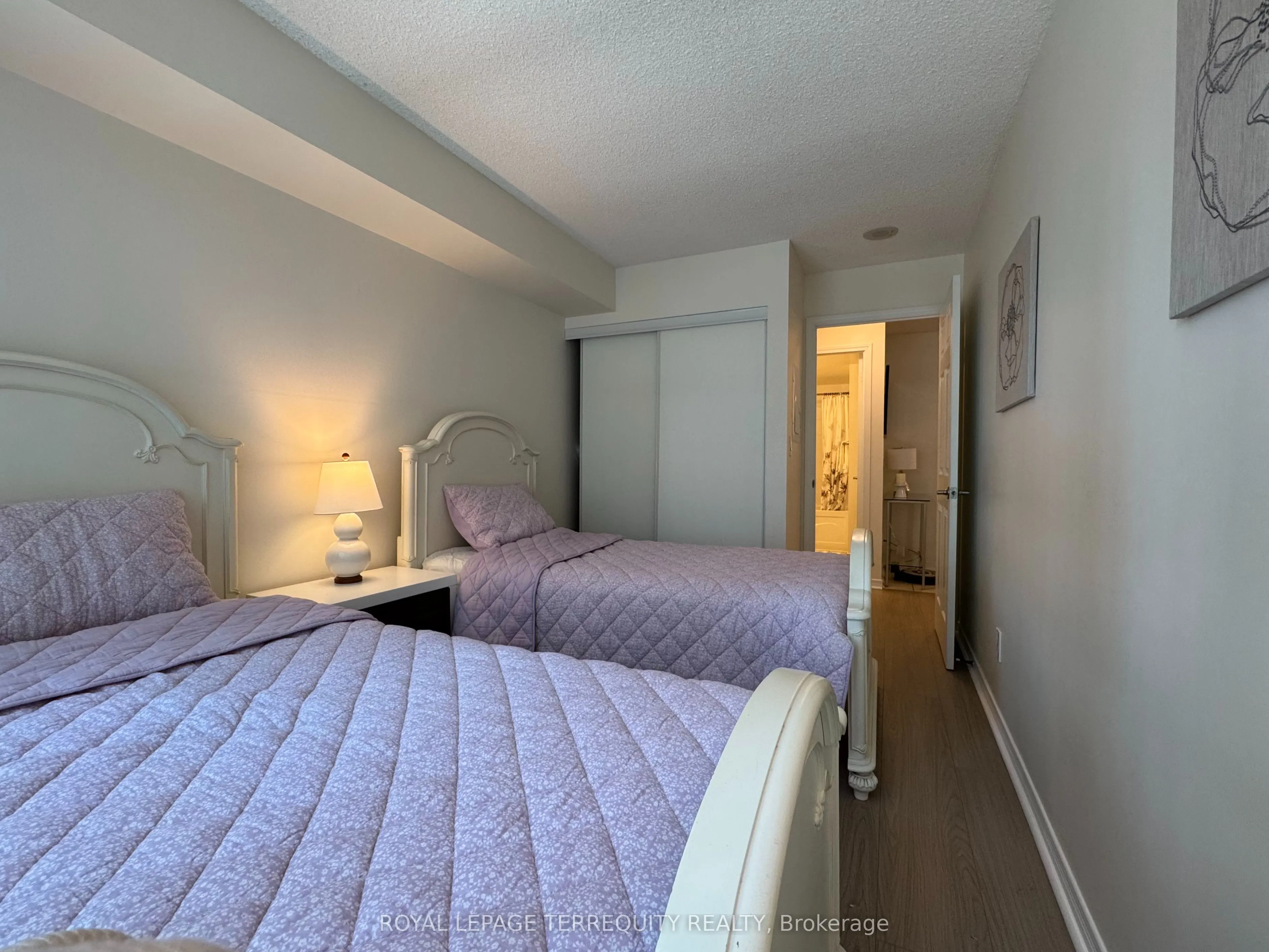 185 Oneida Crescent, #812