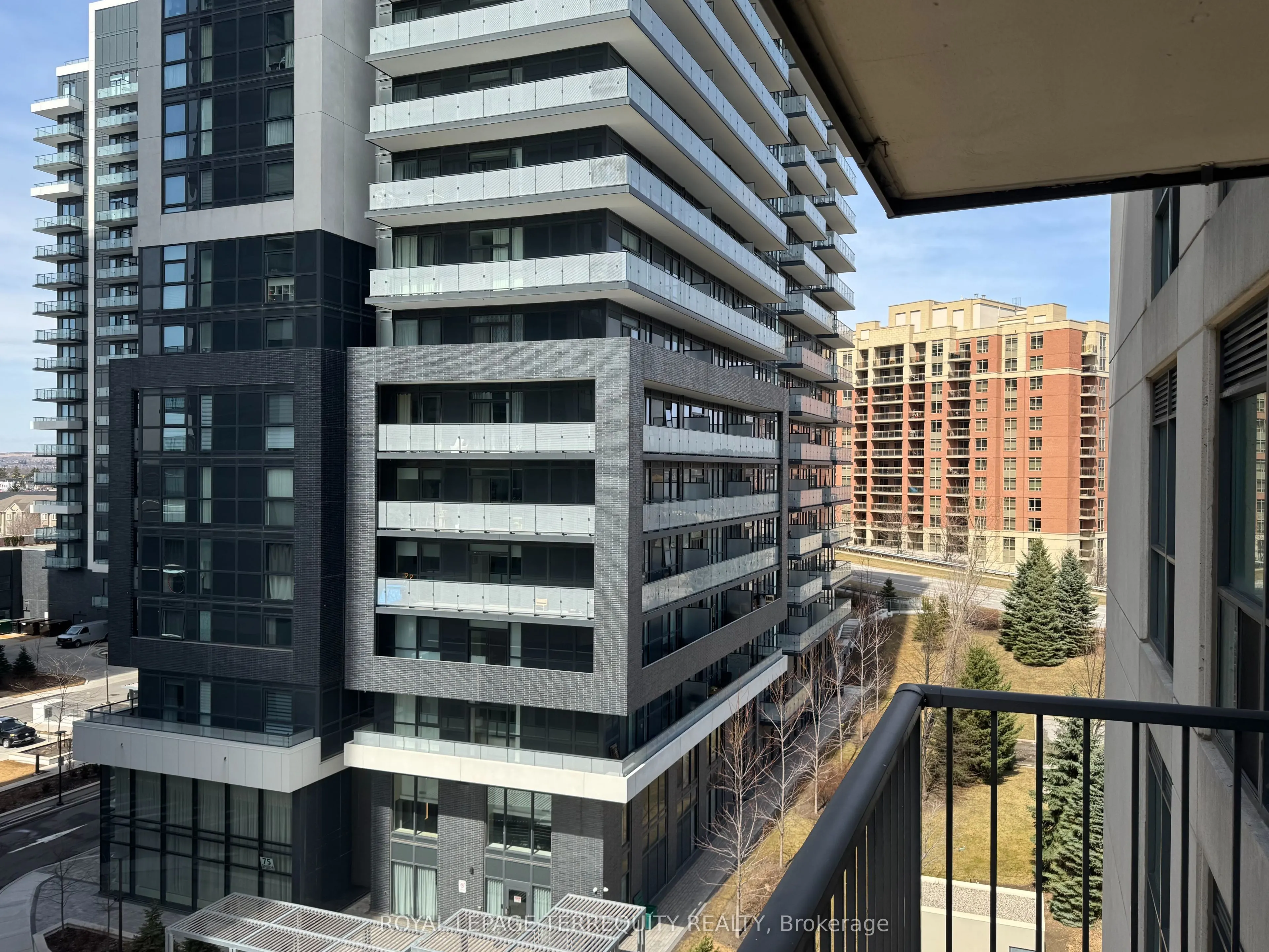 185 Oneida Crescent, #812