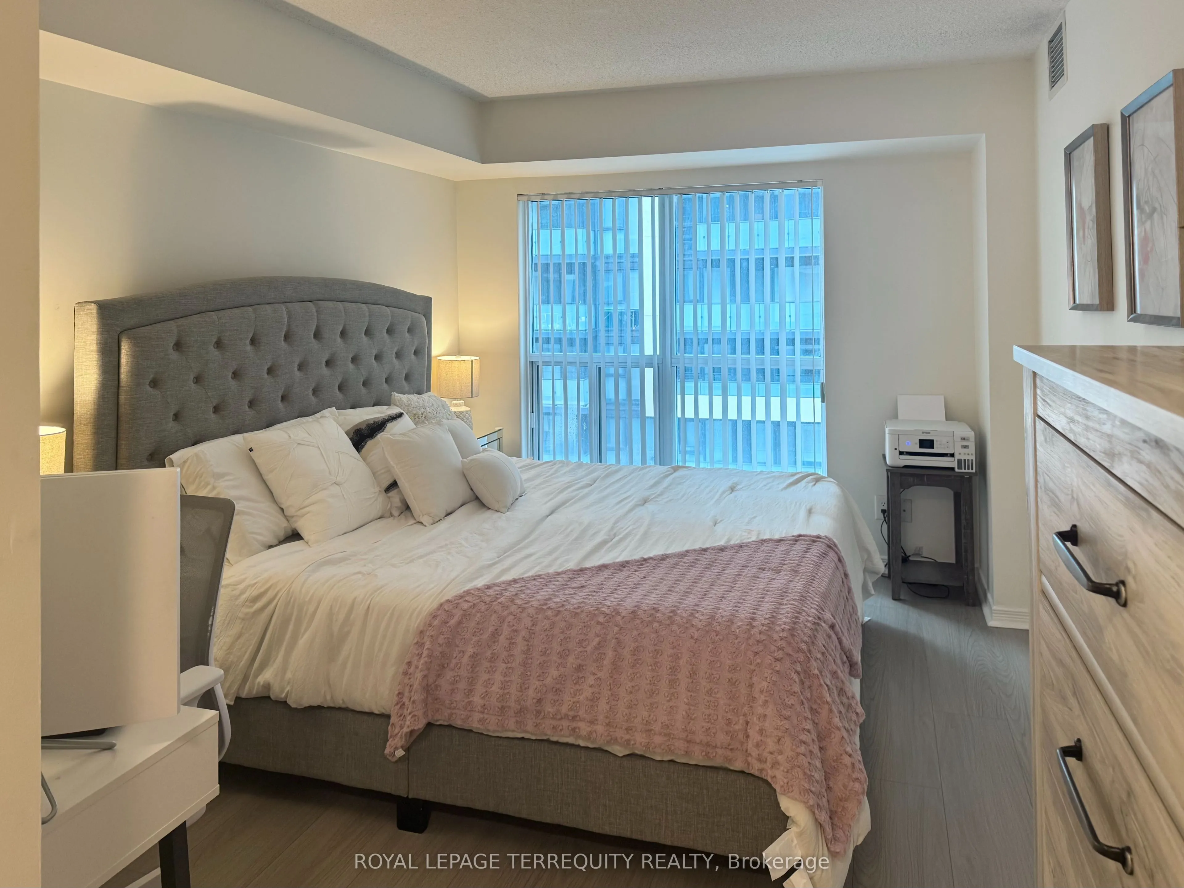 185 Oneida Crescent, #812