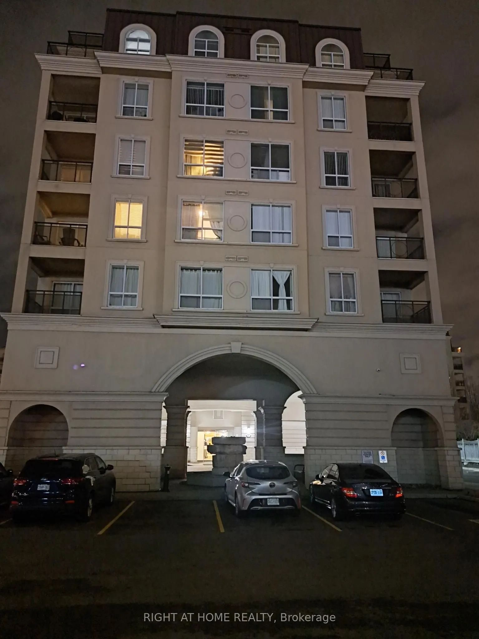 1 Maison Parc Court #704