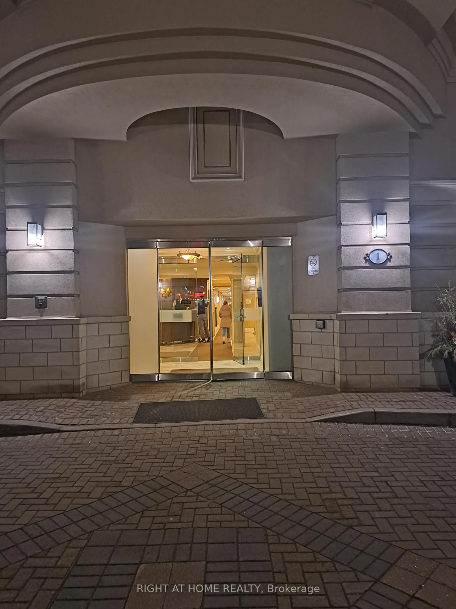 1 Maison Parc Court #704