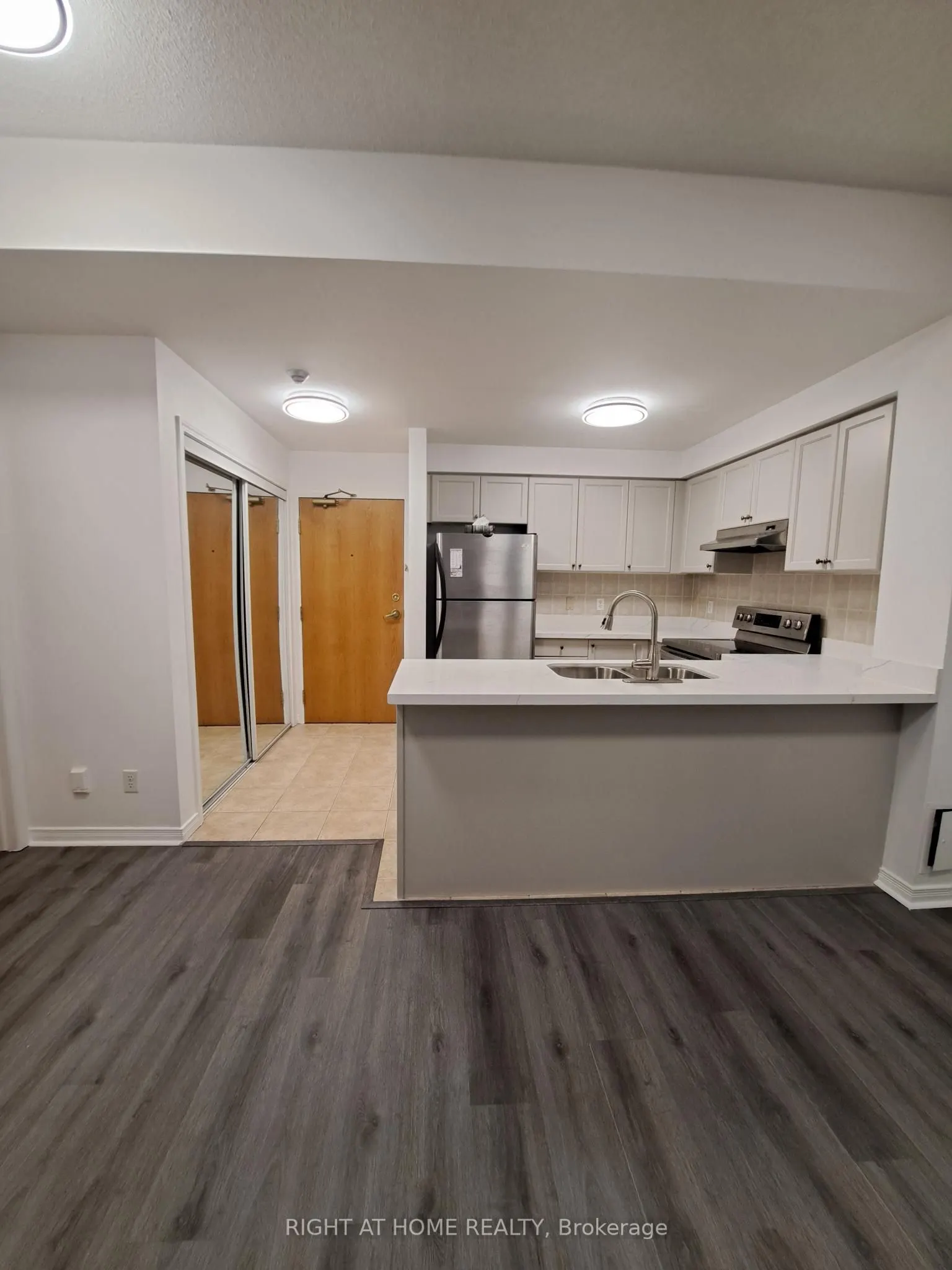 1 Maison Parc Court #704