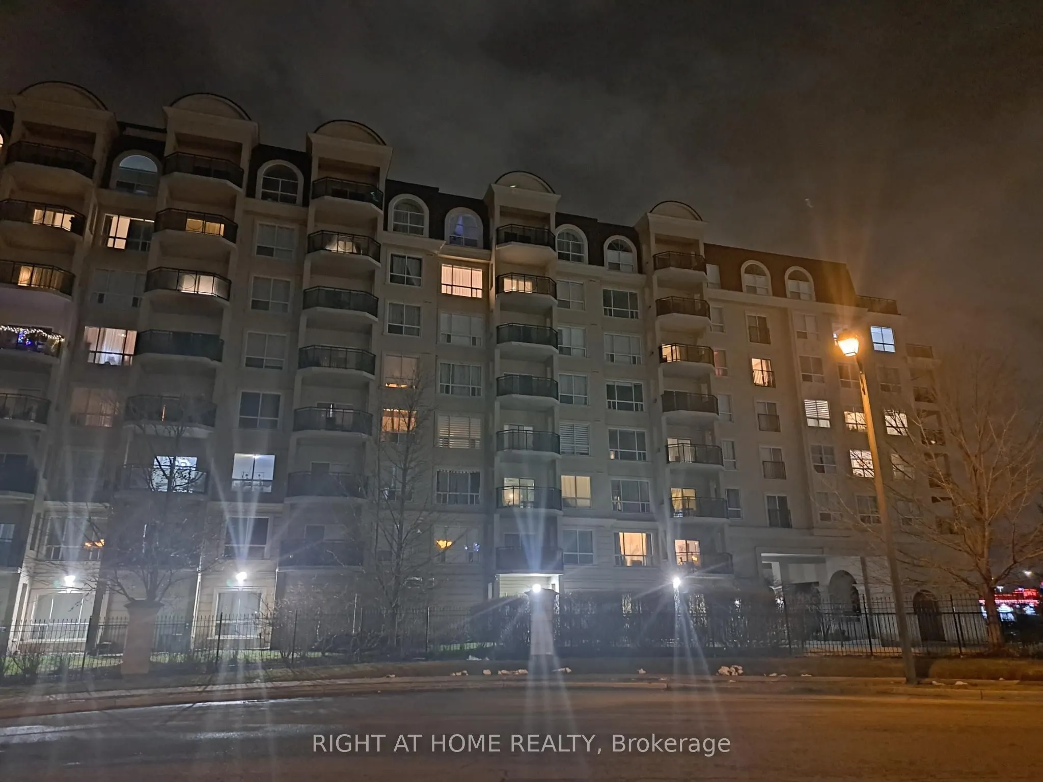 1 Maison Parc Court #704