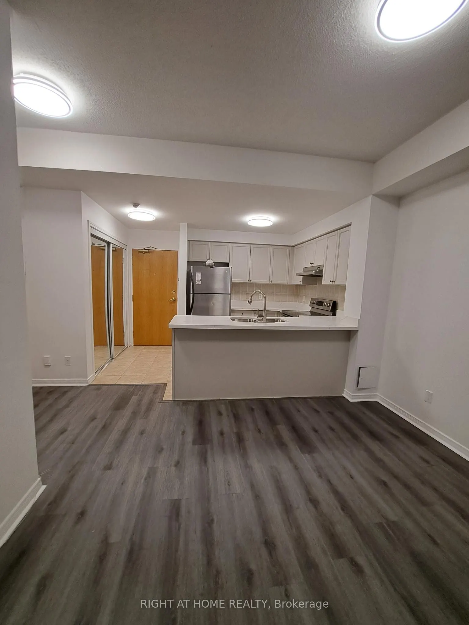 1 Maison Parc Court #704