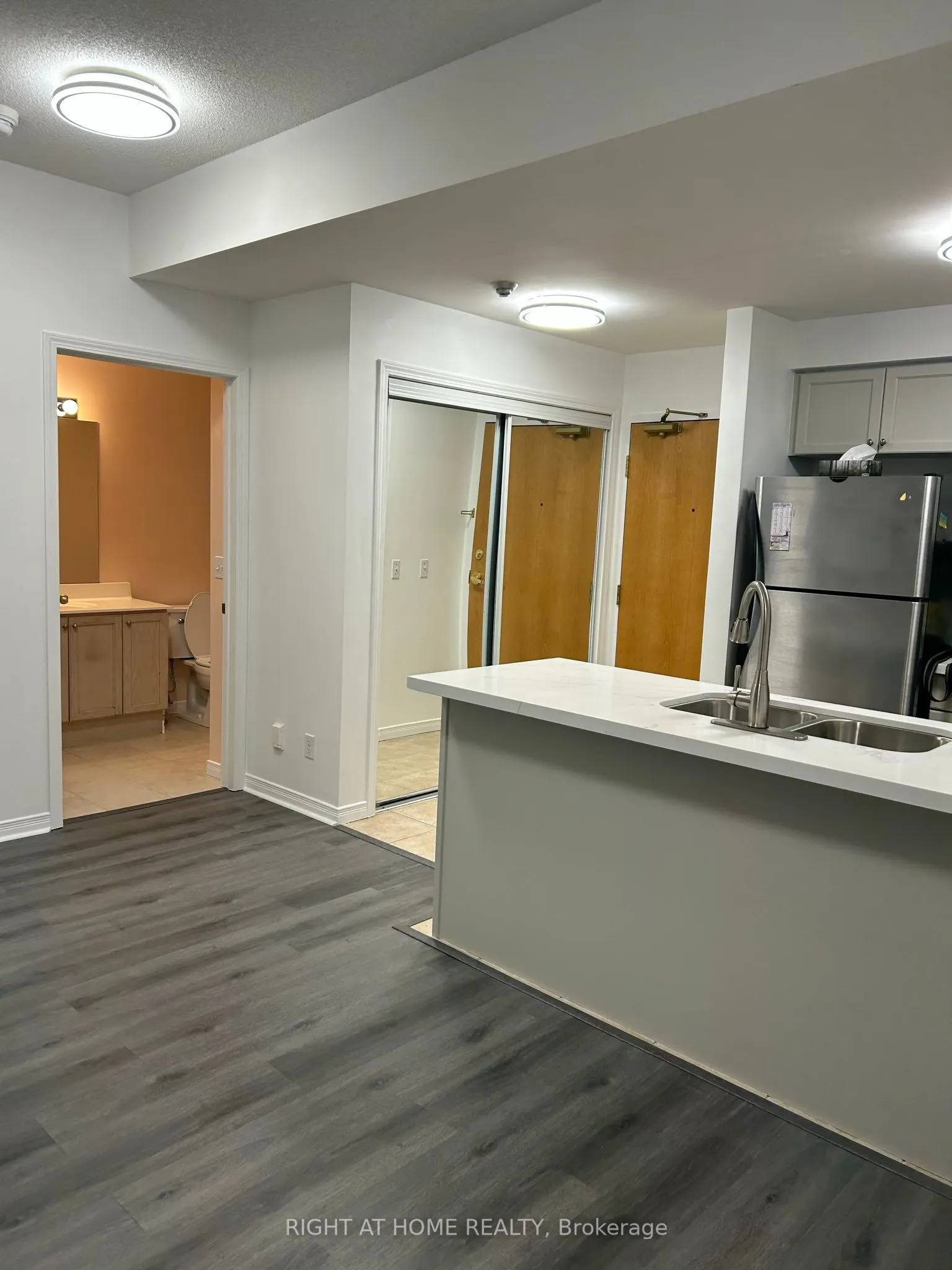 1 Maison Parc Court #704