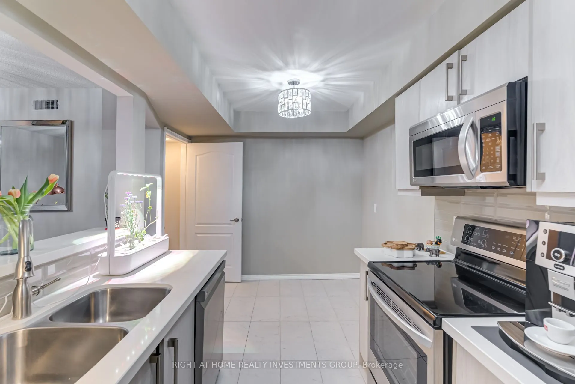 900 Steeles Avenue W, #809
