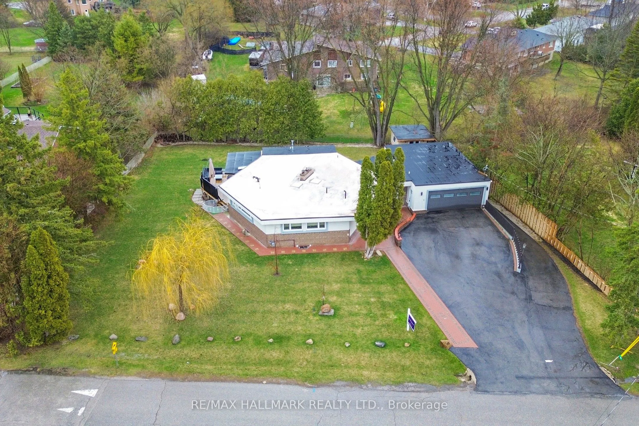 115 Lynwood Crescent