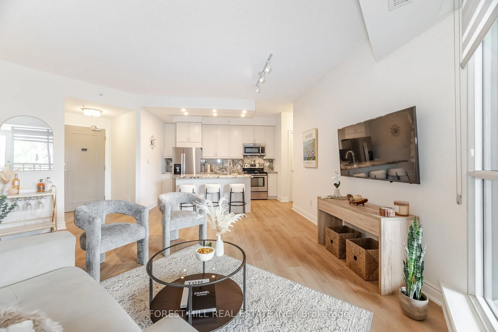 2396 Major Mackenzie Drive W, #220