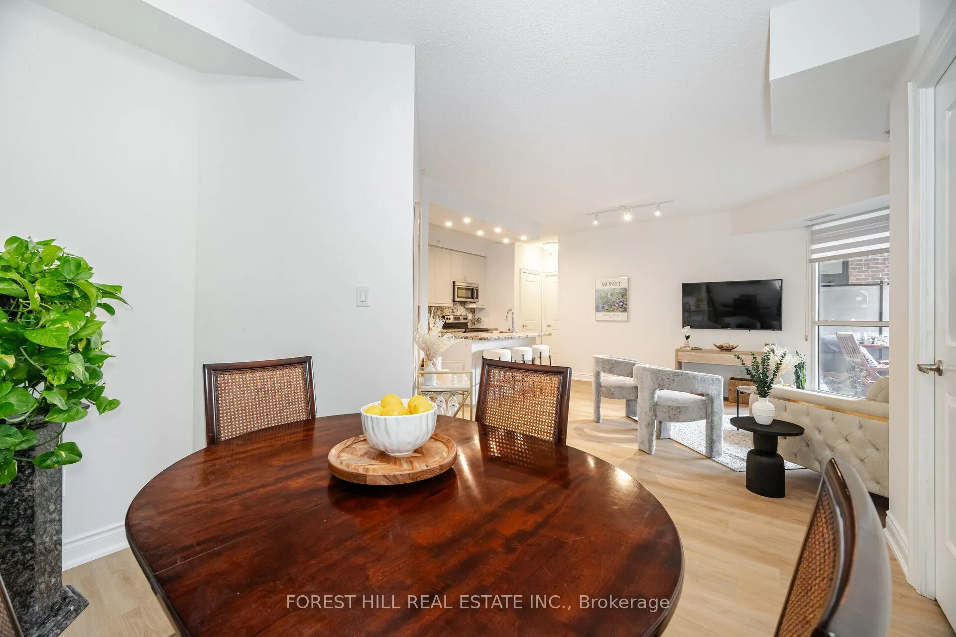 2396 Major Mackenzie Drive W, #220