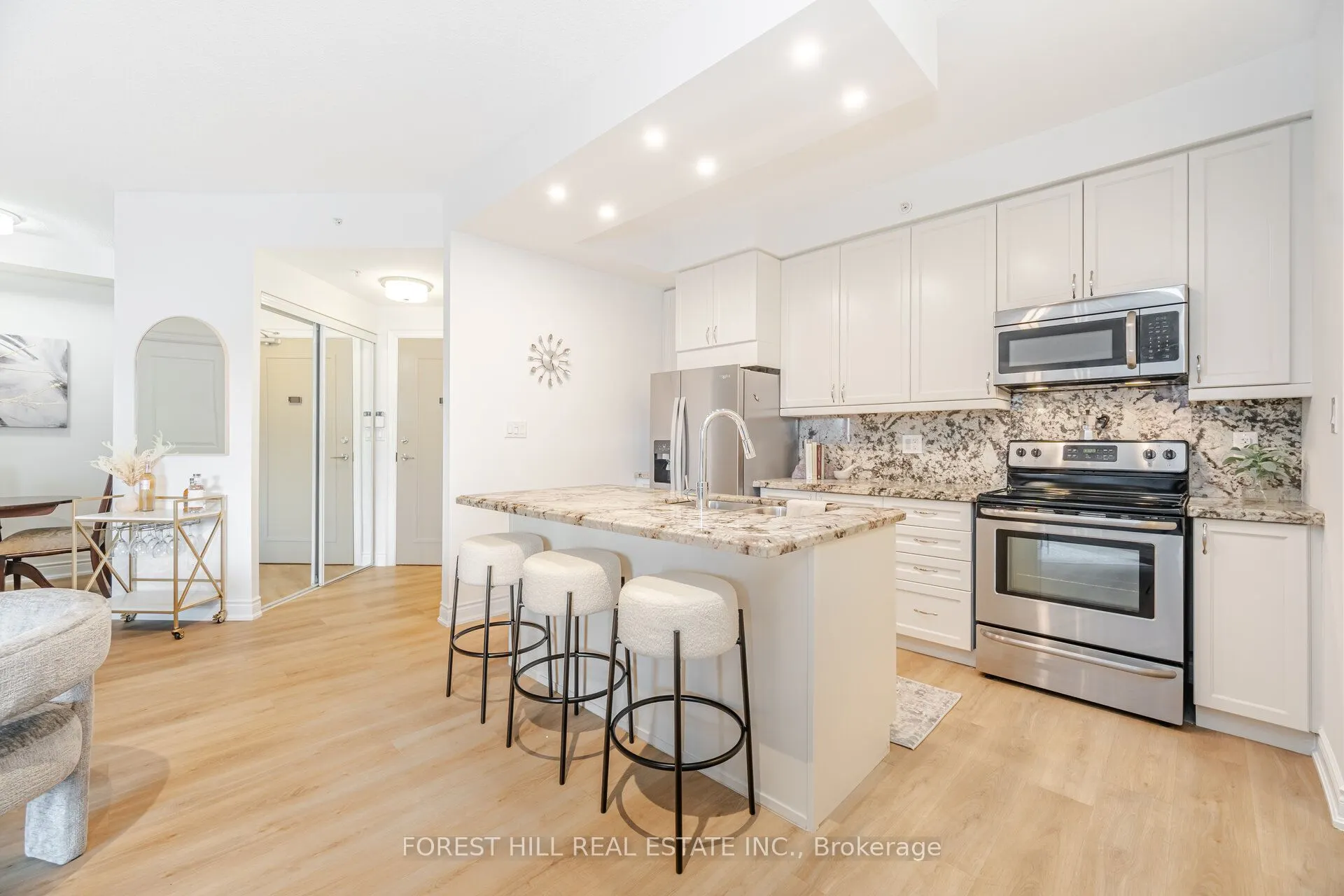 2396 Major Mackenzie Drive W, #220