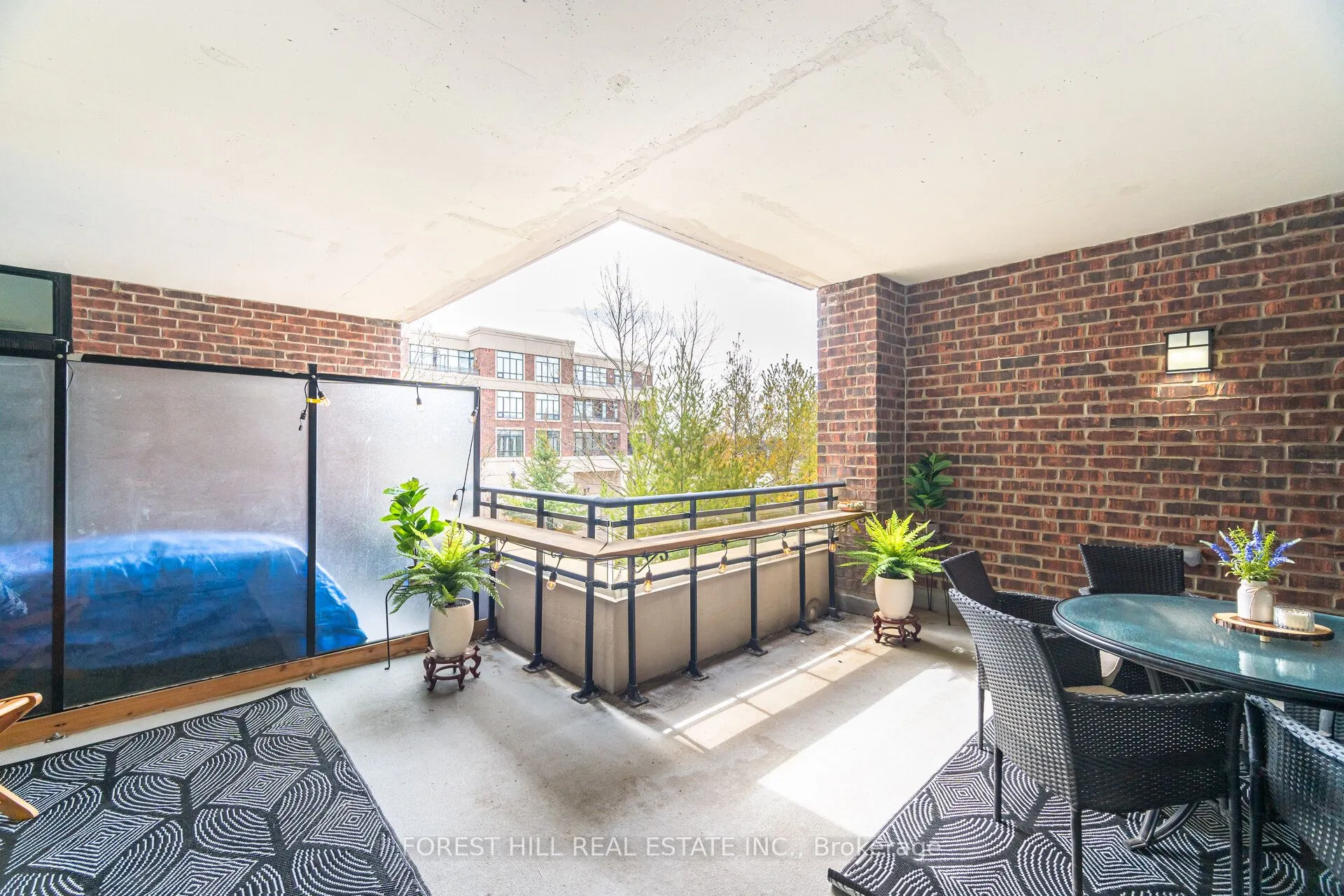 2396 Major Mackenzie Drive W, #220