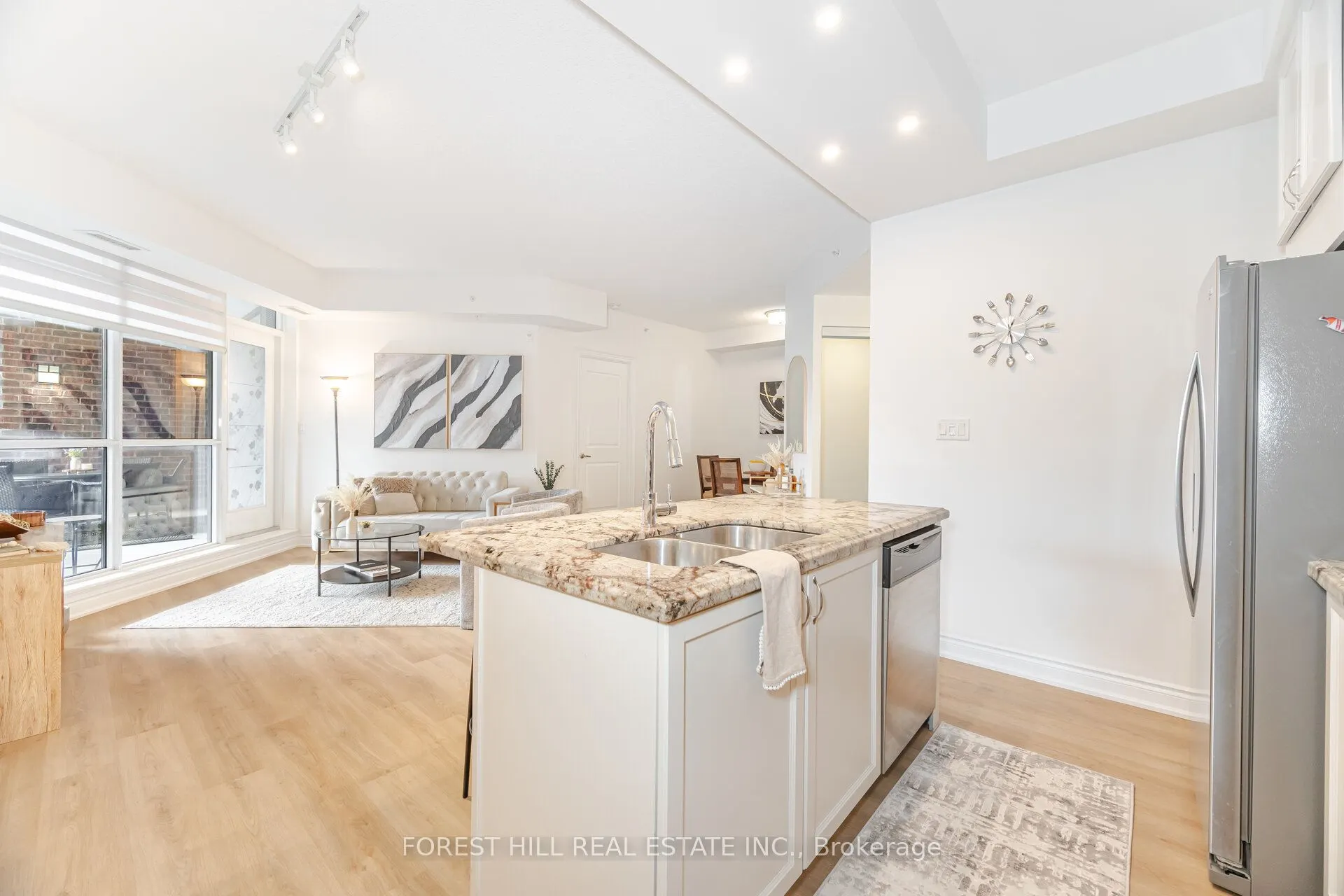 2396 Major Mackenzie Drive W, #220