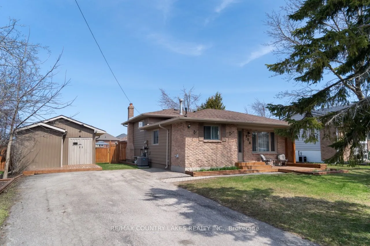 228 Lakeland Crescent