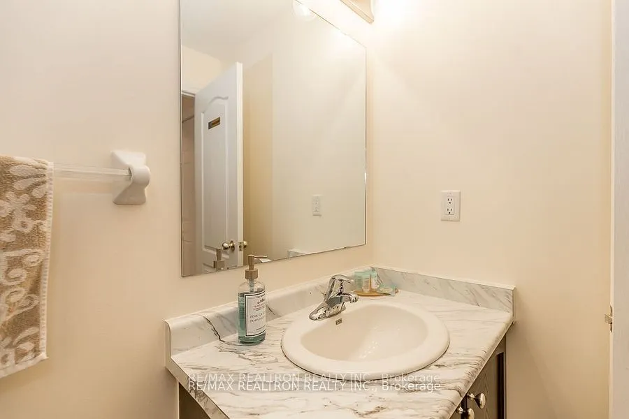 28 Donald Buttress Boulevard W