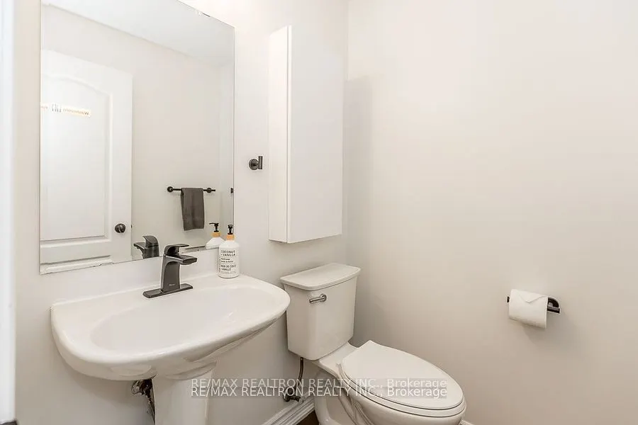28 Donald Buttress Boulevard W