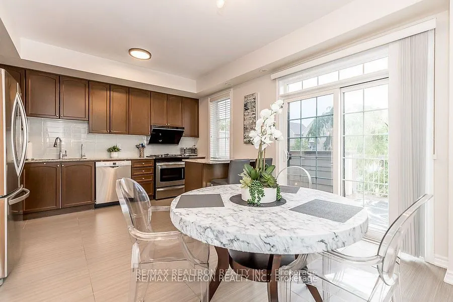 28 Donald Buttress Boulevard W