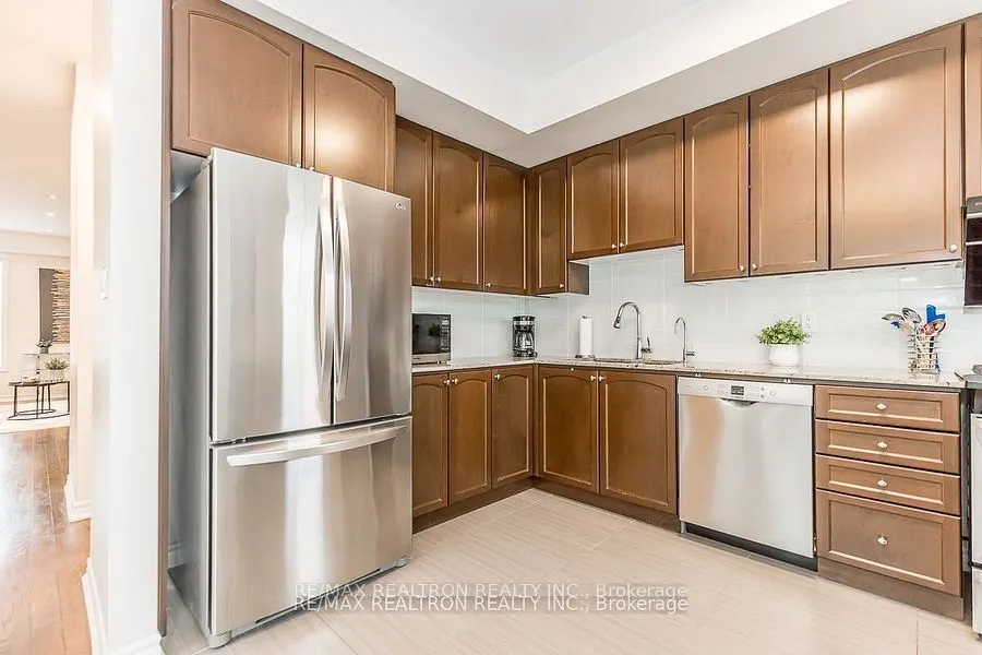28 Donald Buttress Boulevard W
