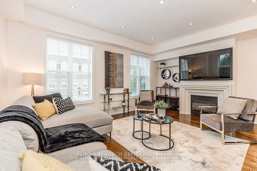 28 Donald Buttress Boulevard W