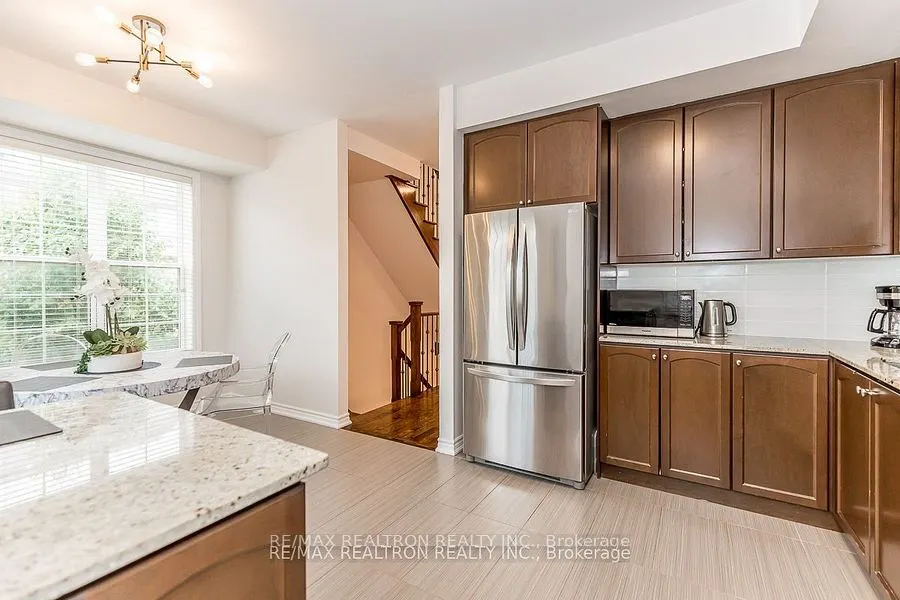 28 Donald Buttress Boulevard W