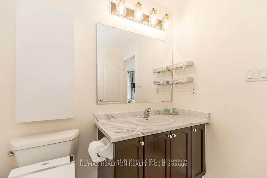 28 Donald Buttress Boulevard W