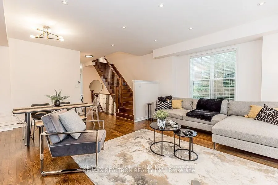 28 Donald Buttress Boulevard W