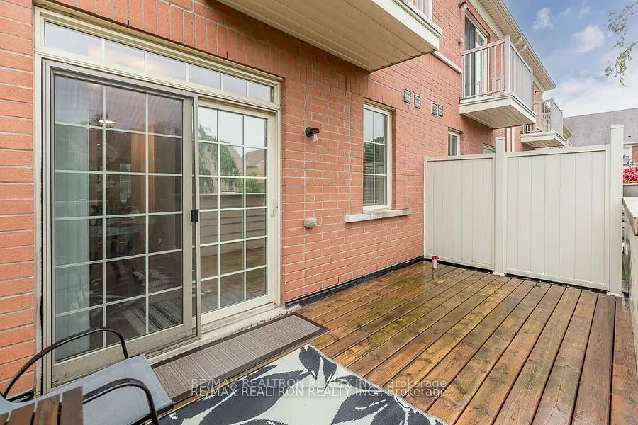 28 Donald Buttress Boulevard W