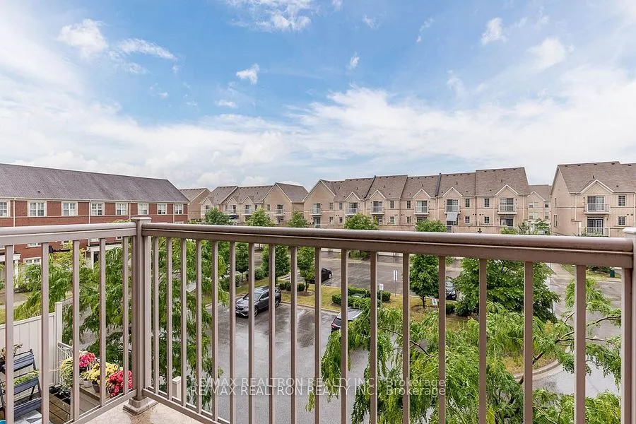 28 Donald Buttress Boulevard W