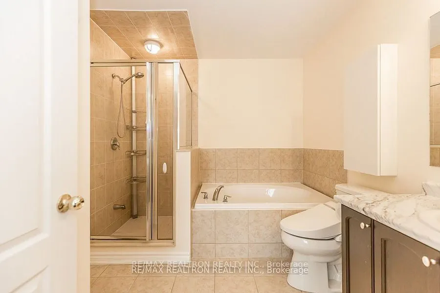 28 Donald Buttress Boulevard W