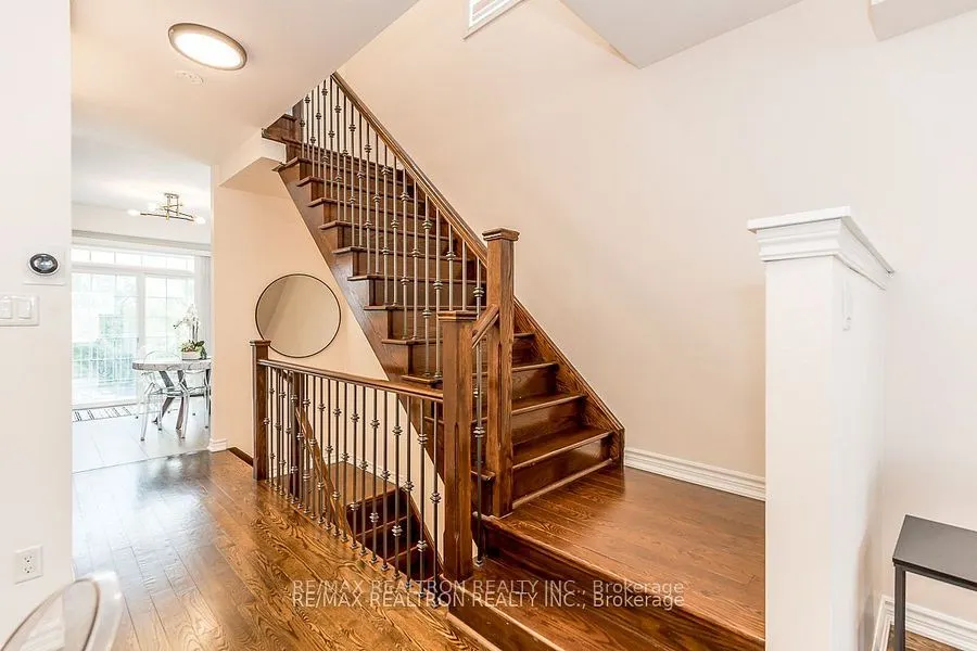 28 Donald Buttress Boulevard W