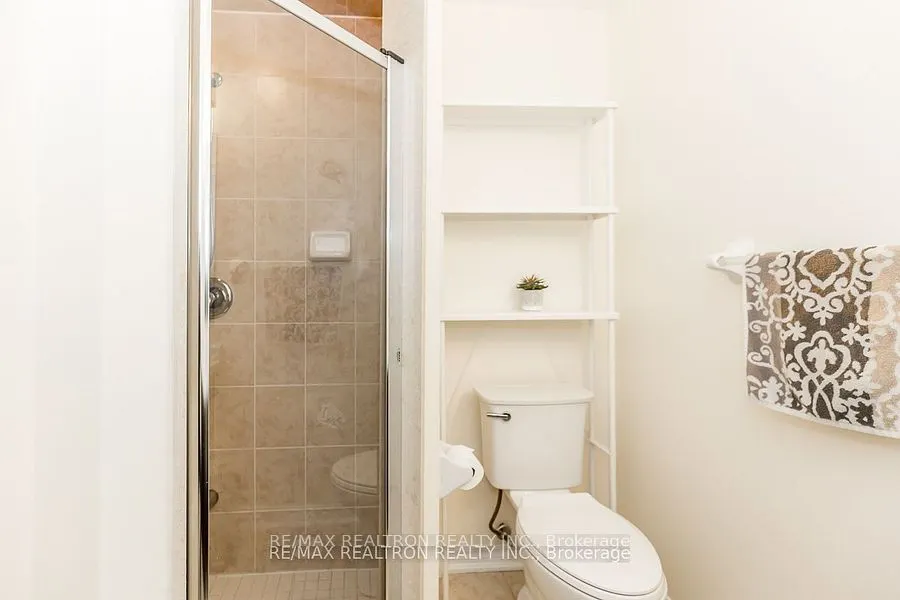 28 Donald Buttress Boulevard W