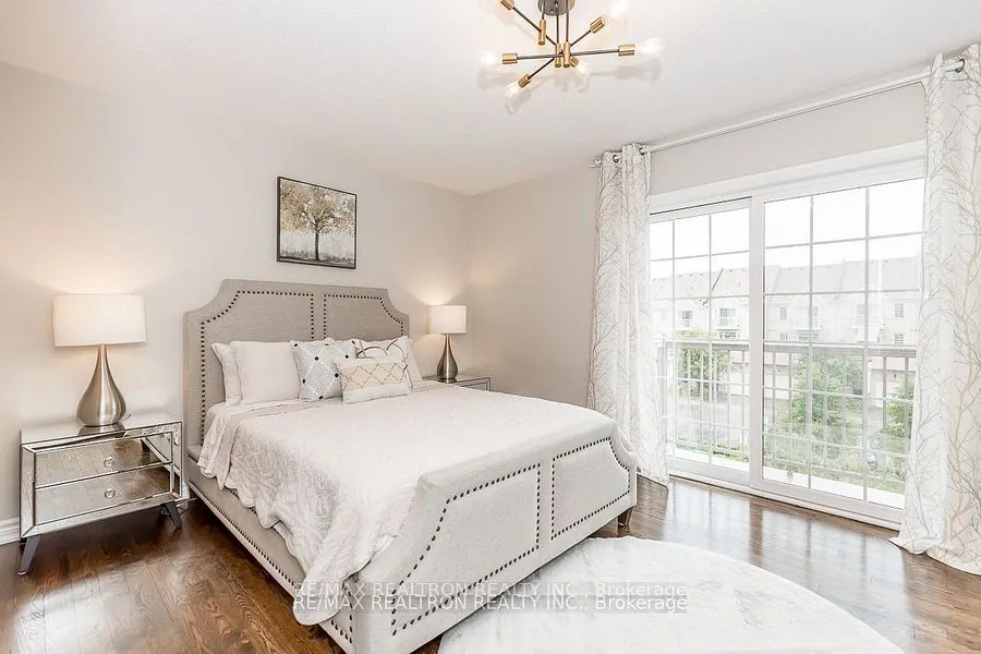 28 Donald Buttress Boulevard W