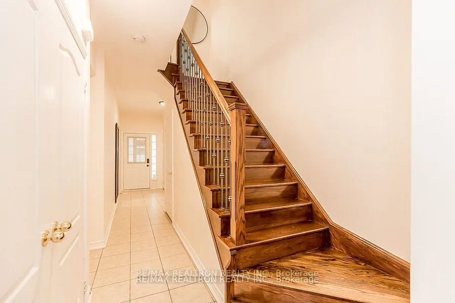 28 Donald Buttress Boulevard W