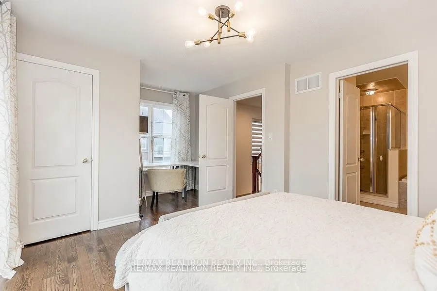 28 Donald Buttress Boulevard W