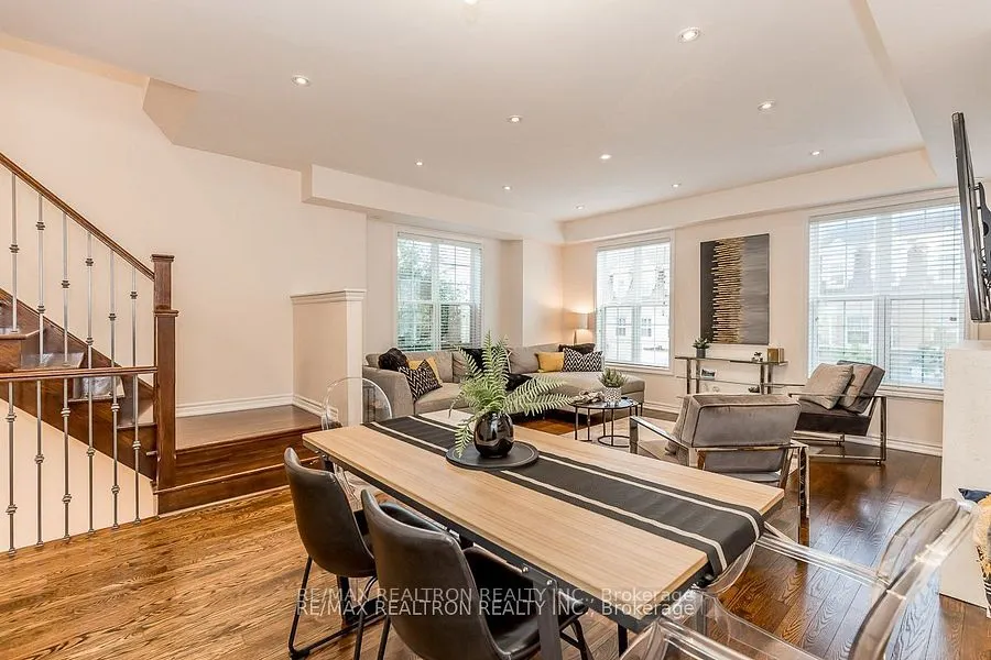 28 Donald Buttress Boulevard W