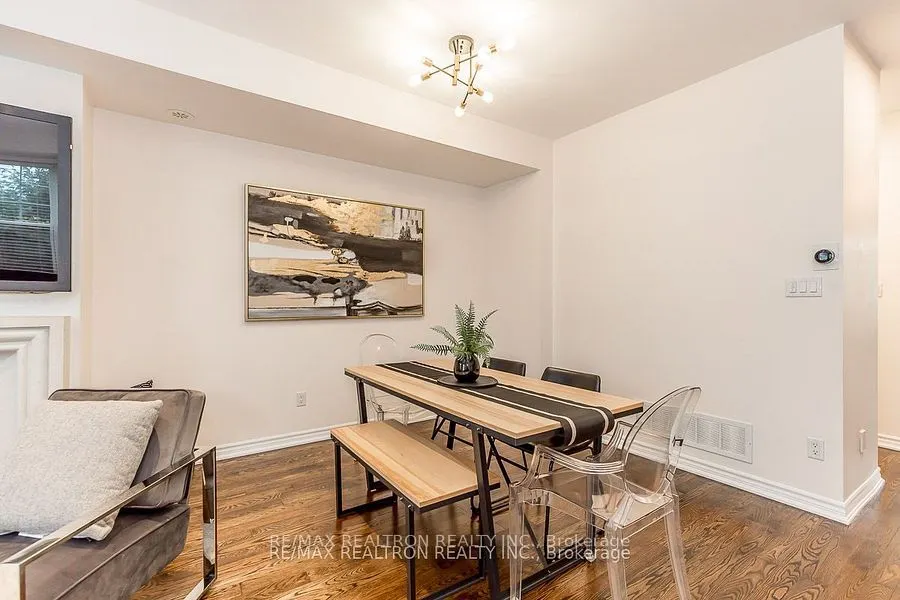 28 Donald Buttress Boulevard W