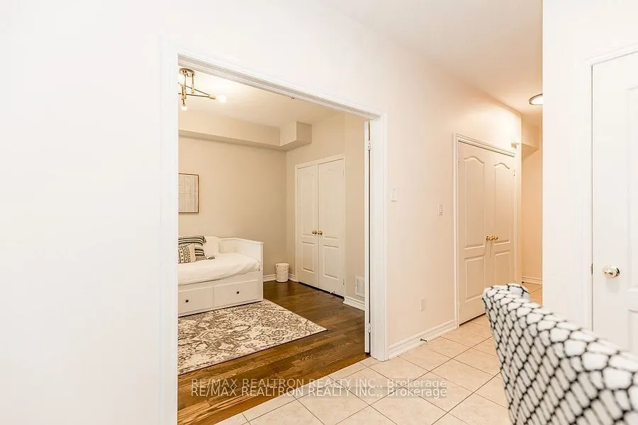 28 Donald Buttress Boulevard W