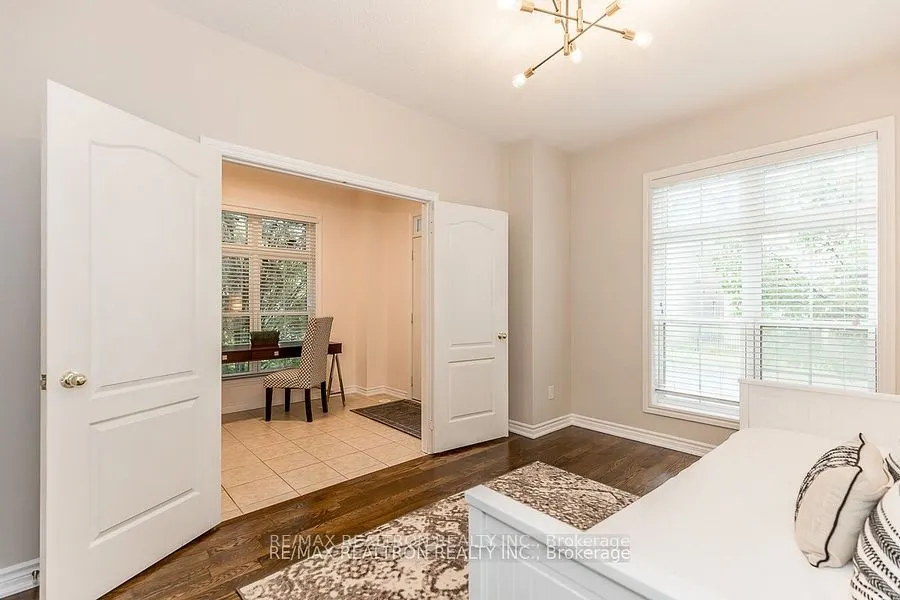 28 Donald Buttress Boulevard W